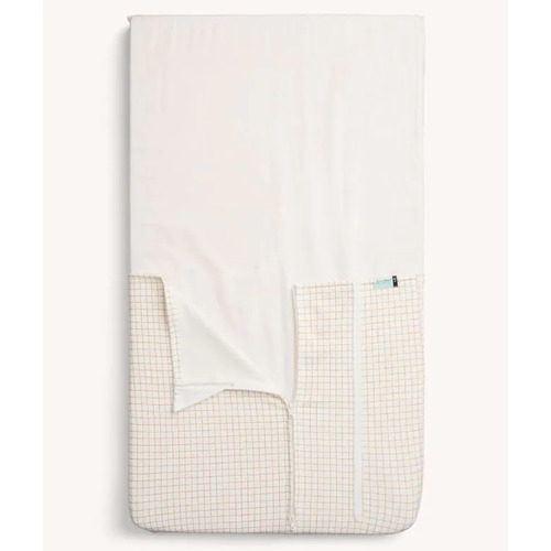 ergoPouch Bedside Sleeper Hug Me Blanket/Tuck Sheet 0.2 TOG/1.0TOG - Caramel Grid